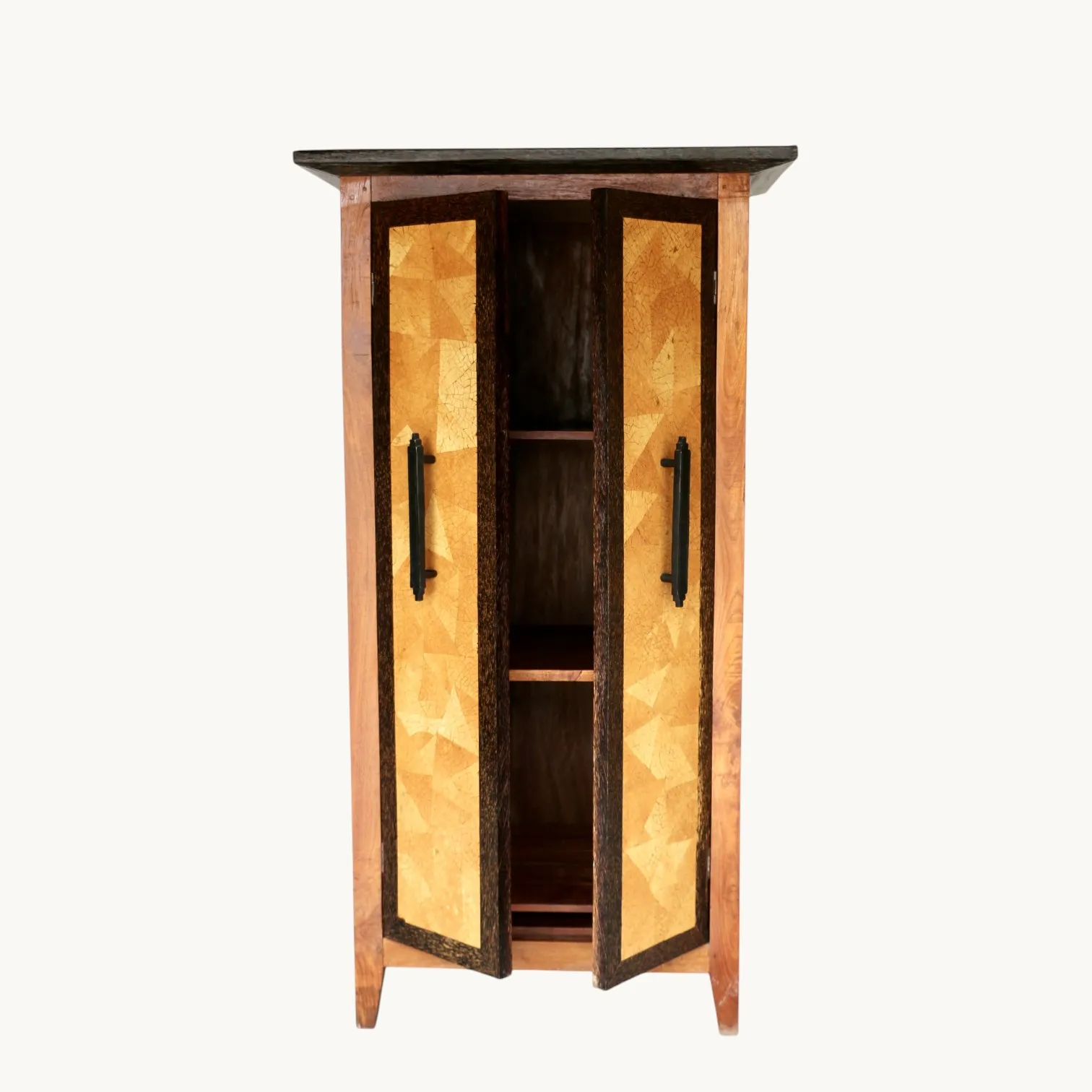 Une armoire en bois, France années 90. image 1